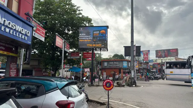 Adoor DOOH screen